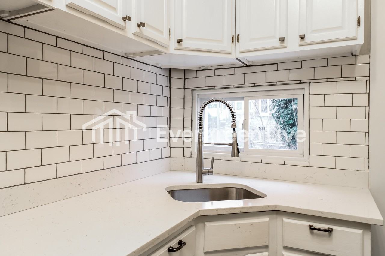 780 Linnard St - Photo 6 of 15