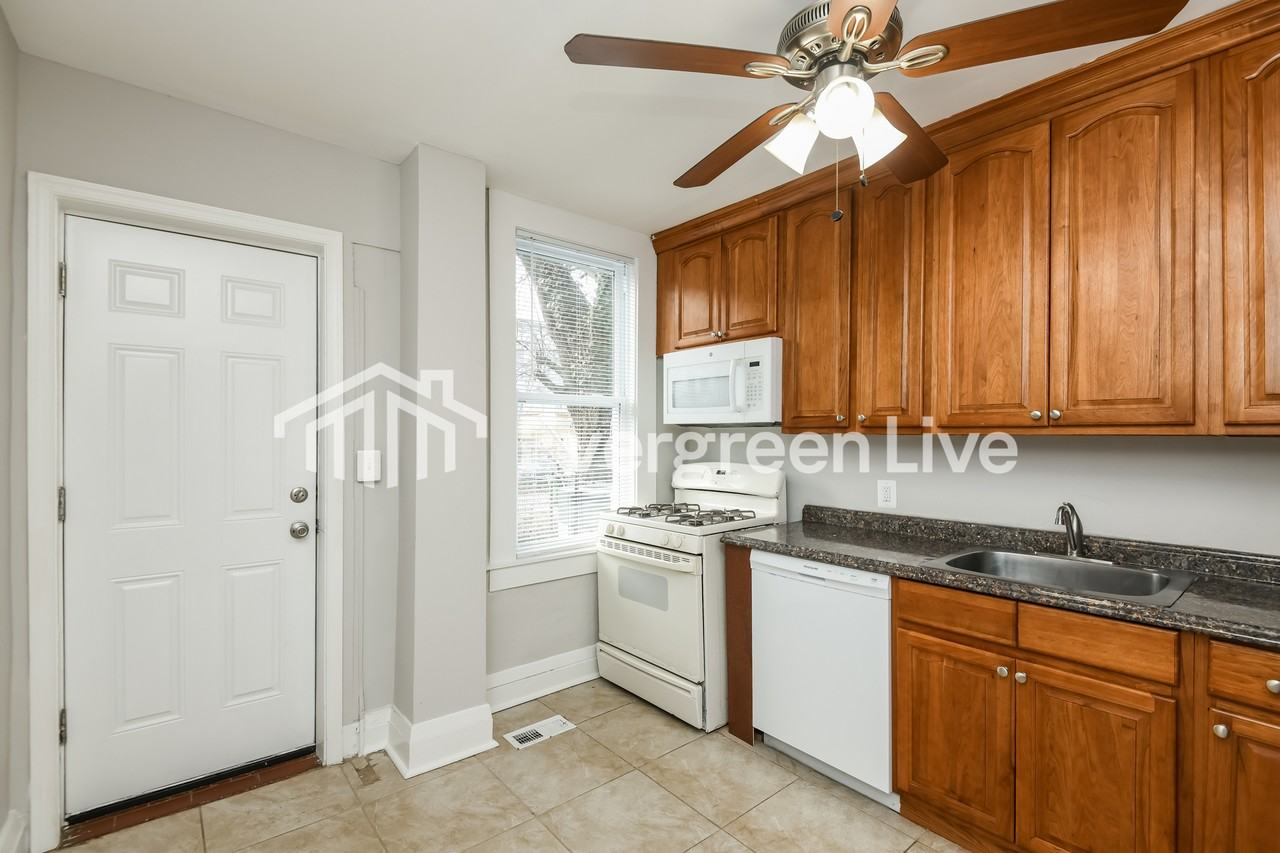 2837 Pelham Ave - Photo 3 of 4