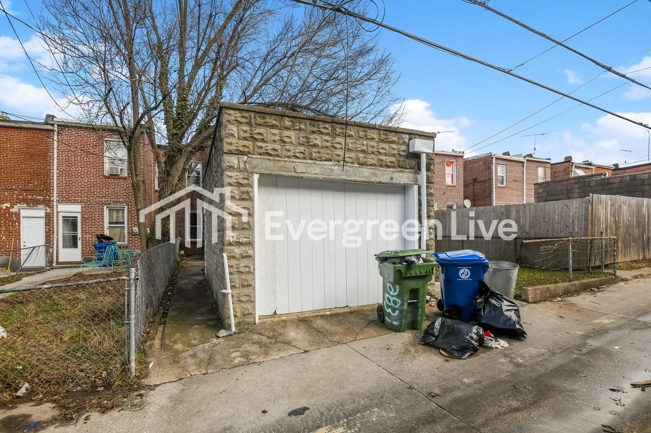 2837 Pelham Ave - Photo 4 of 4