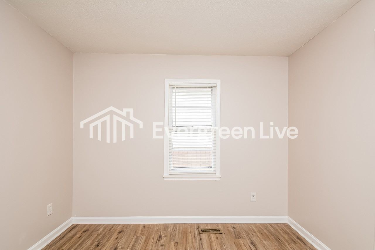 2716 Shaftsbury St - Photo 2 of 15