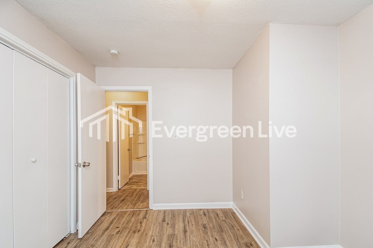 2716 Shaftsbury St - Photo 3 of 15