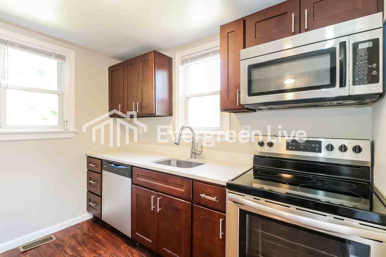 10024 Dolfield Rd - Photo 5 of 15