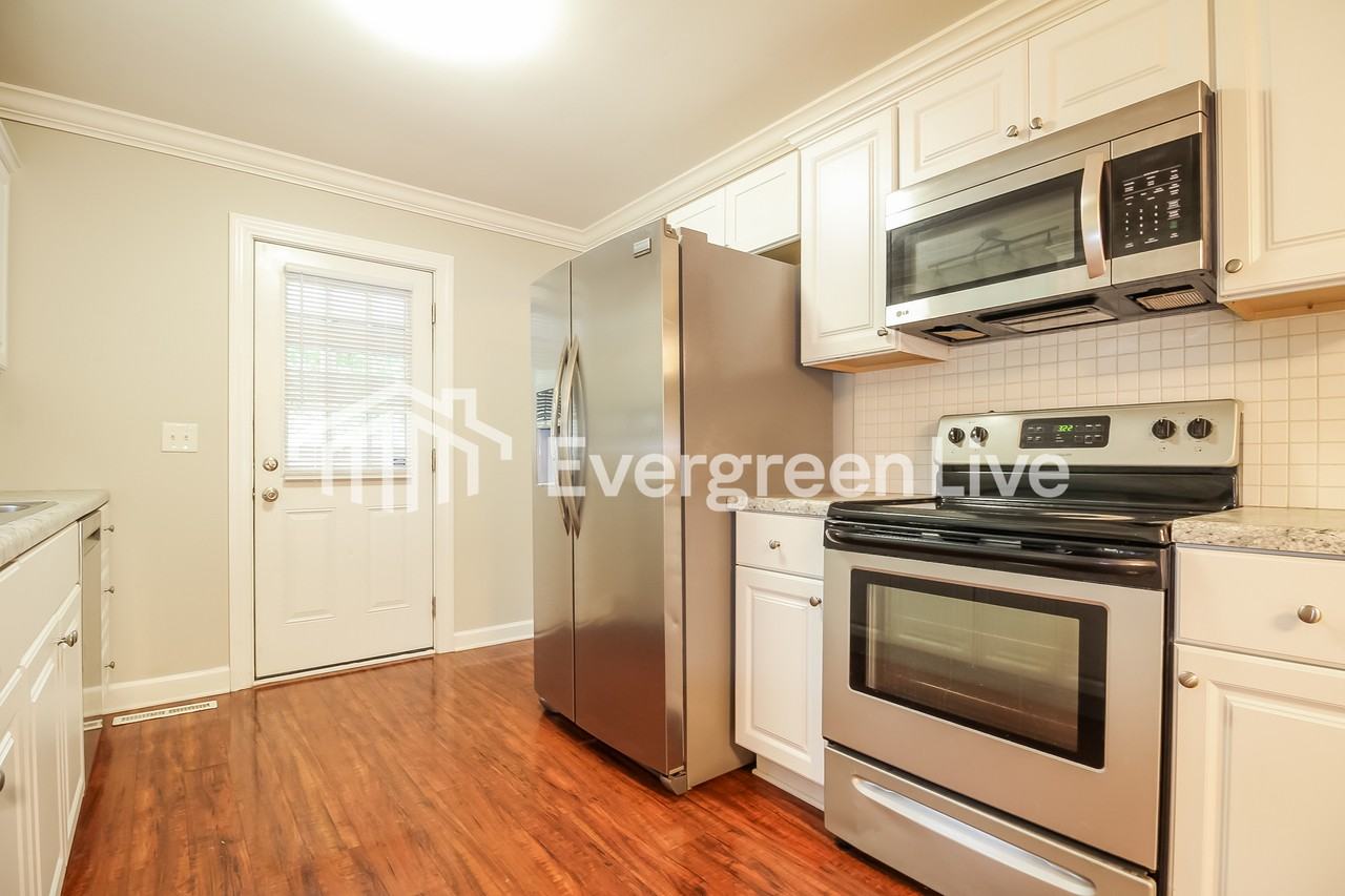 127 Ashdown Dr - Photo 3 of 15