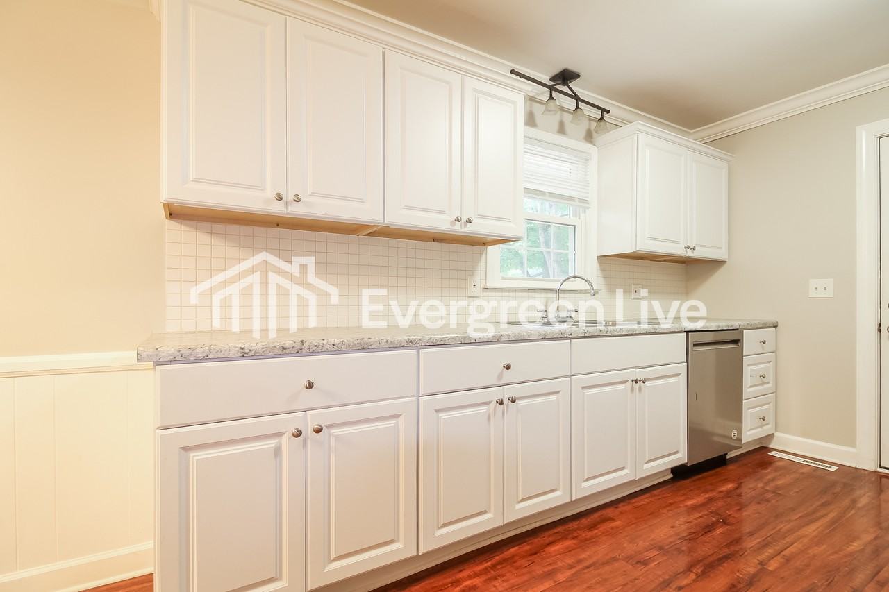 127 Ashdown Dr - Photo 4 of 15
