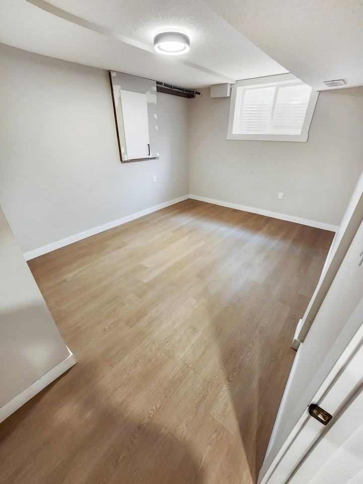 6335 4 St Nw - Photo 5 of 8