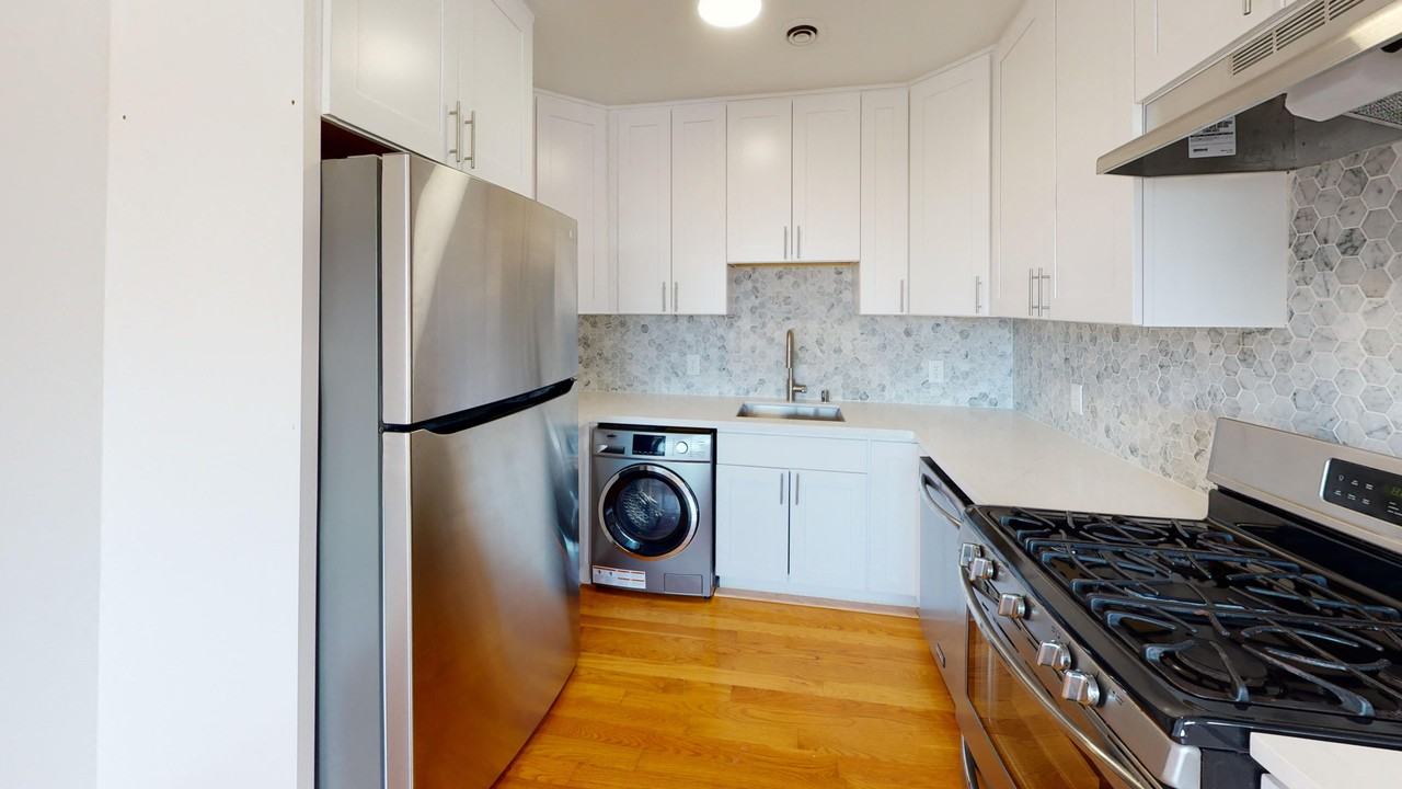 1040 Ashbury Street - Photo 4 of 28