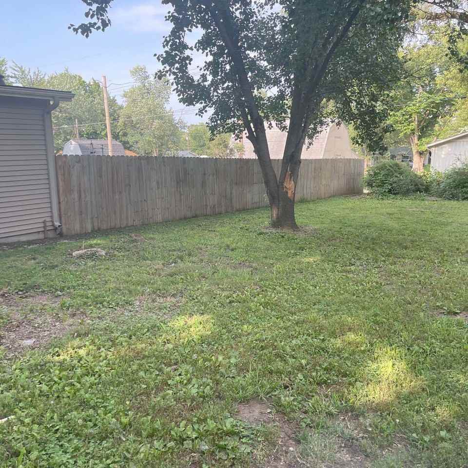 1027 N Poplar St - Photo 2 of 2