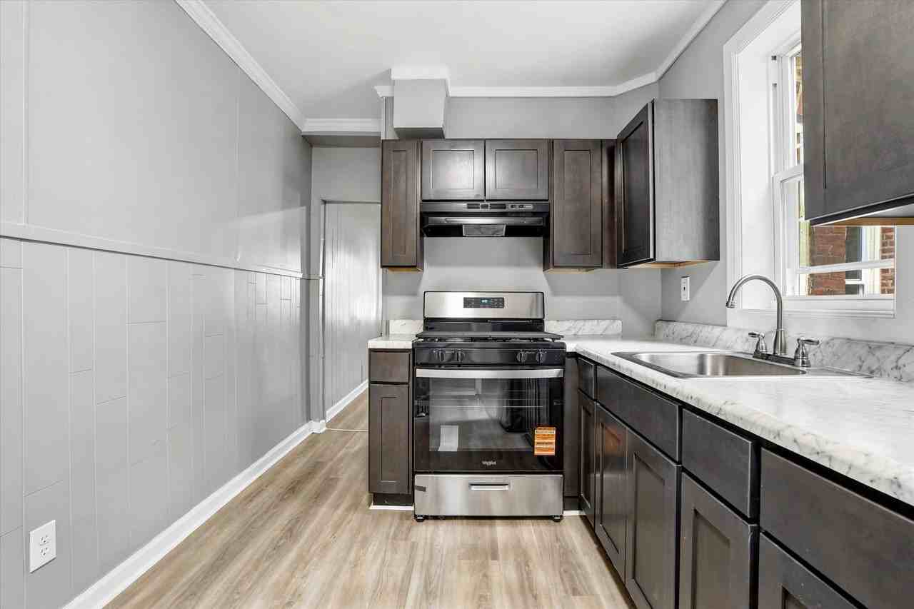 828 Beatty St - Photo 4 of 22