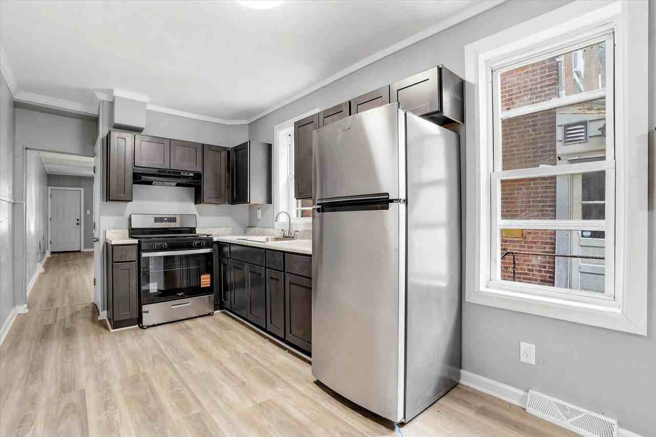 828 Beatty St - Photo 5 of 22