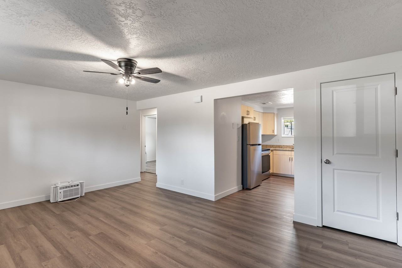 Starcrest Apts - Photo 2 of 24