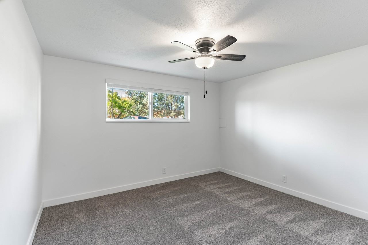 Starcrest Apts - Photo 6 of 24