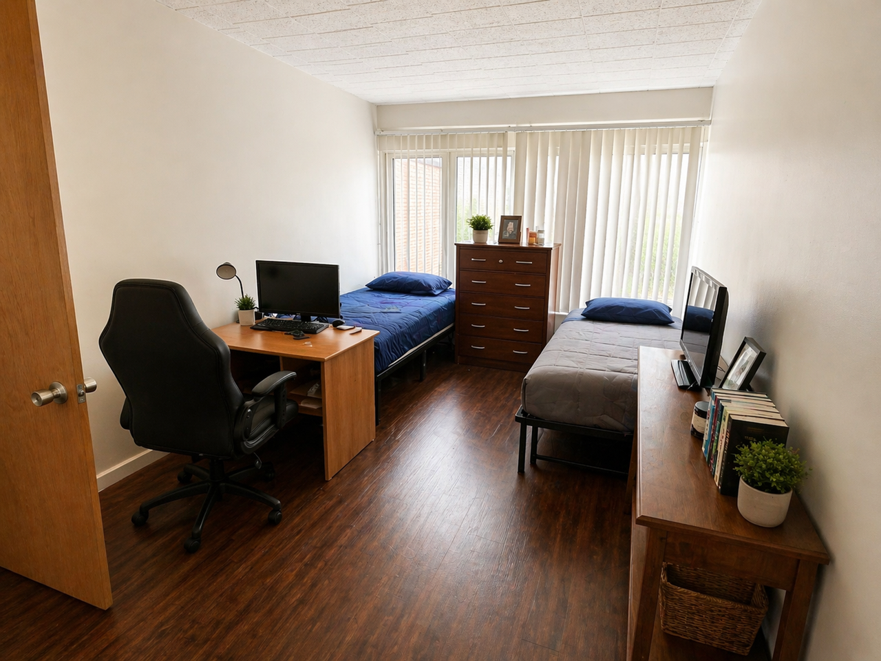 Varsity Management - 515 Walnut - Photo 4 of 11
