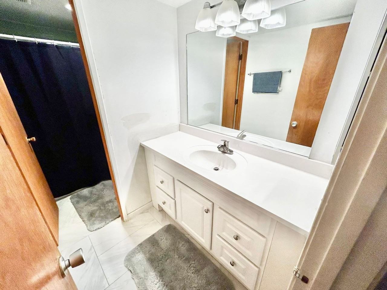 Varsity Management - 515 Walnut - Photo 7 of 11