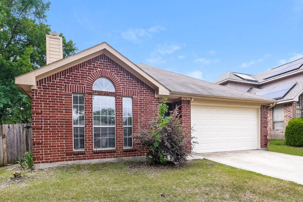1223 Reeves Ln - Photo 3 of 16