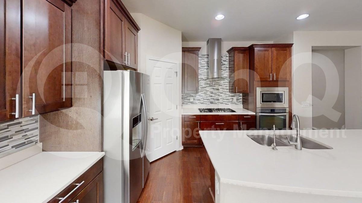 1015 W Spur Dr - Photo 3 of 22