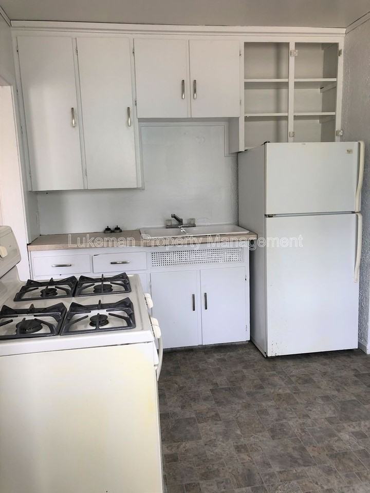 1410 Oak St #1 - Photo 4 of 16