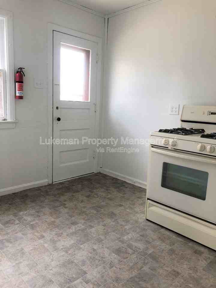1410 Oak St #1 - Photo 5 of 16