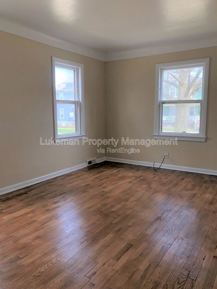 1410 Oak St #1 - Photo 6 of 16