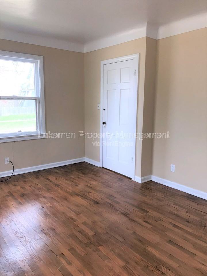 1410 Oak St #1 - Photo 7 of 16