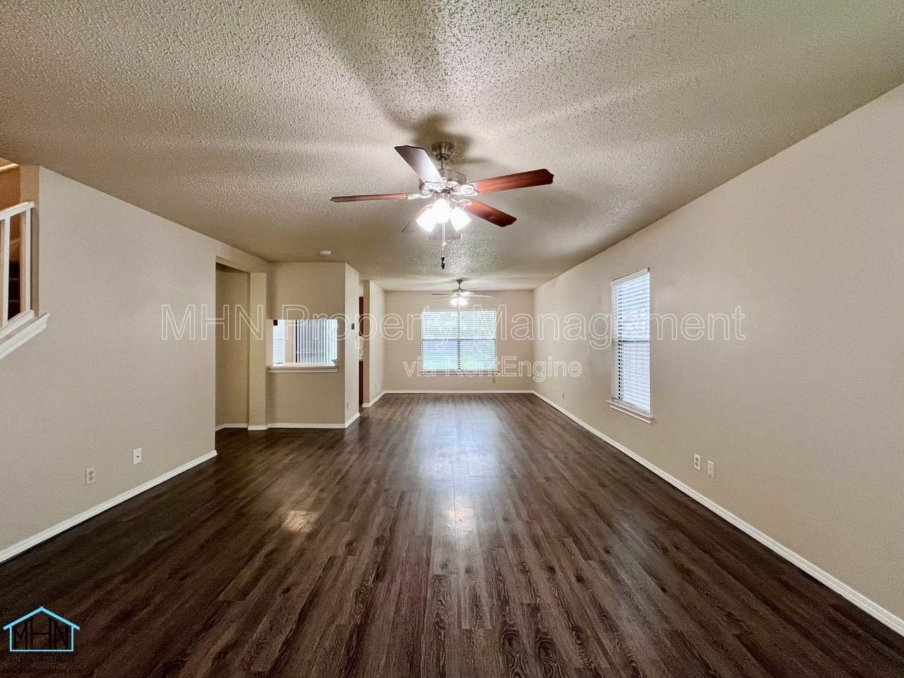 8143 Chestnut Manor Dr - Photo 5 of 33