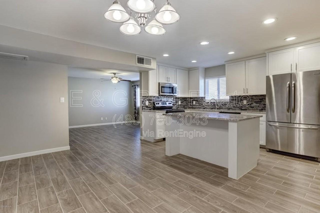 1527 W Huntington Dr