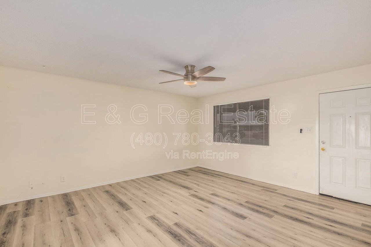 1136 W 12th St - Photo 3 of 36