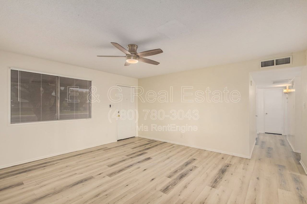 1136 W 12th St - Photo 5 of 36