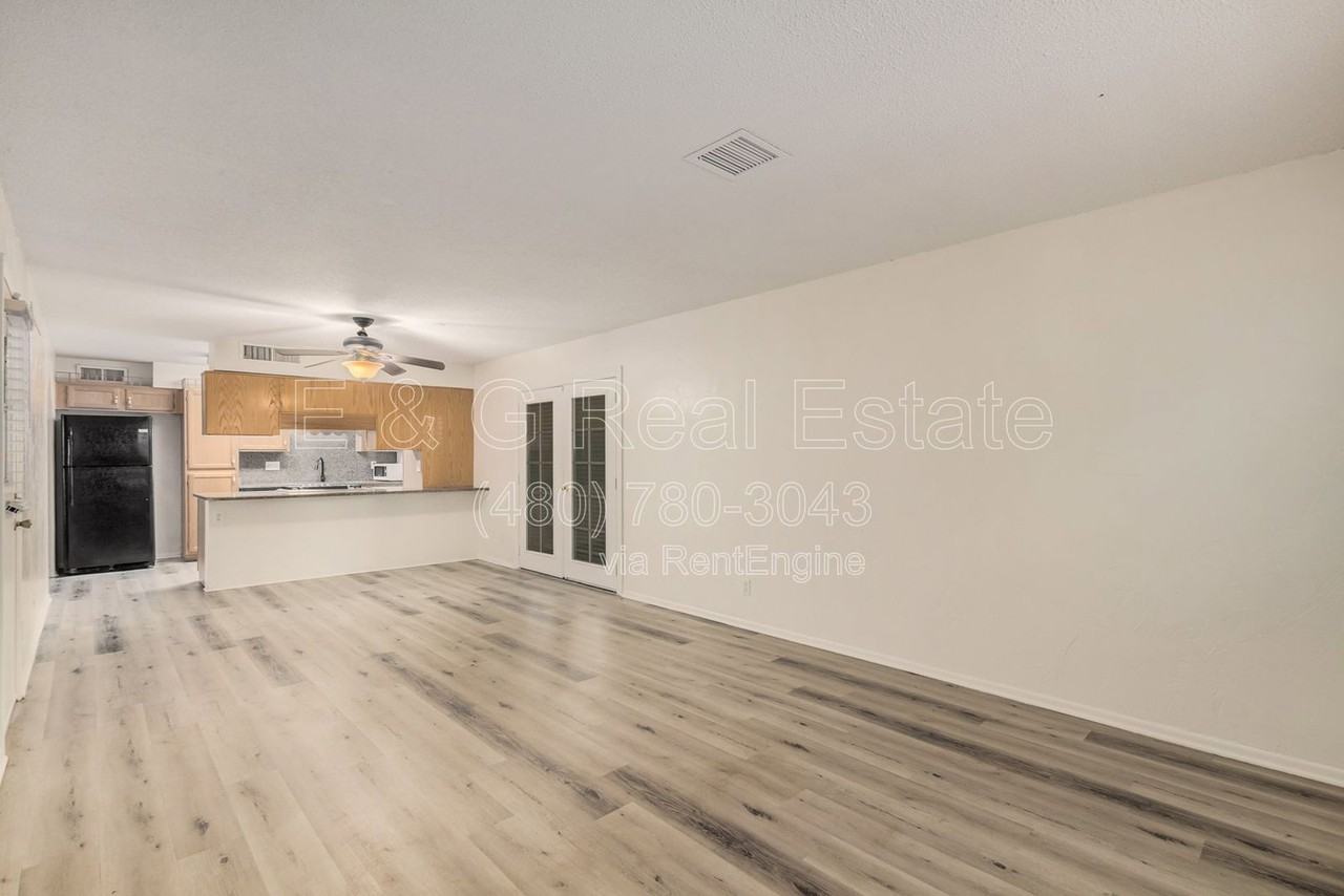 1136 W 12th St - Photo 6 of 36