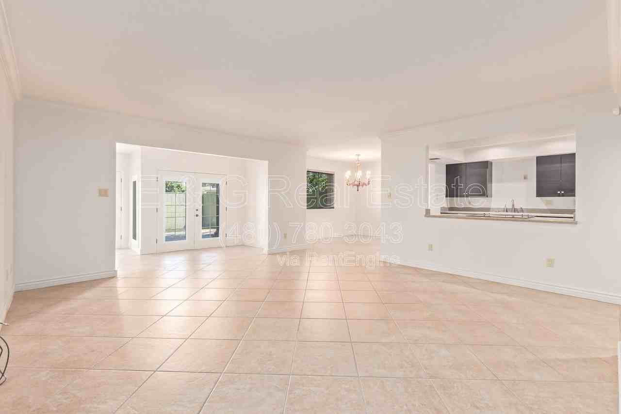 6282 E Pinchot Ave - Photo 4 of 35