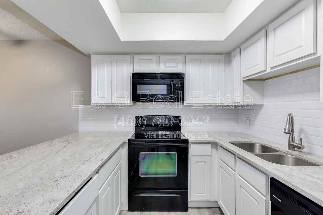 2149 E 10th St #3 - Photo 5 of 15