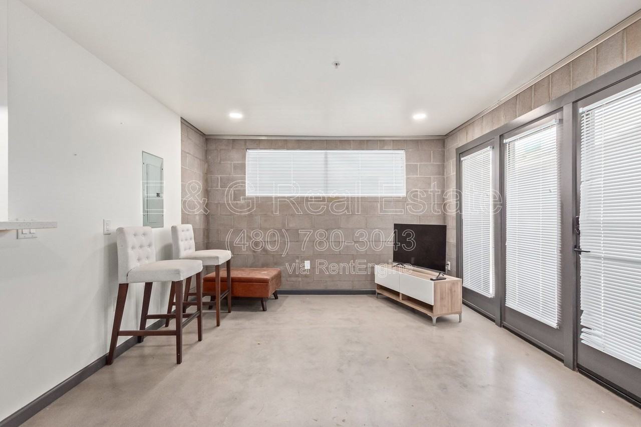 129 N 11th Ave #1B - Photo 2 of 20
