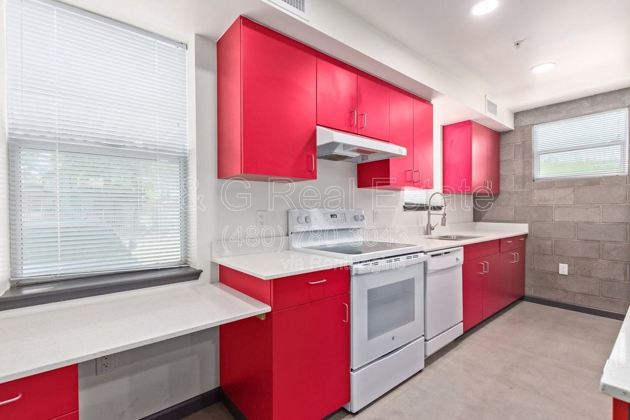 129 N 11th Ave #1B - Photo 6 of 20