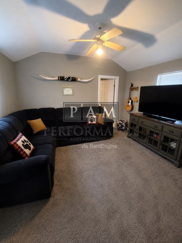 1521 N Jefferson St #REAR - Photo 2 of 14