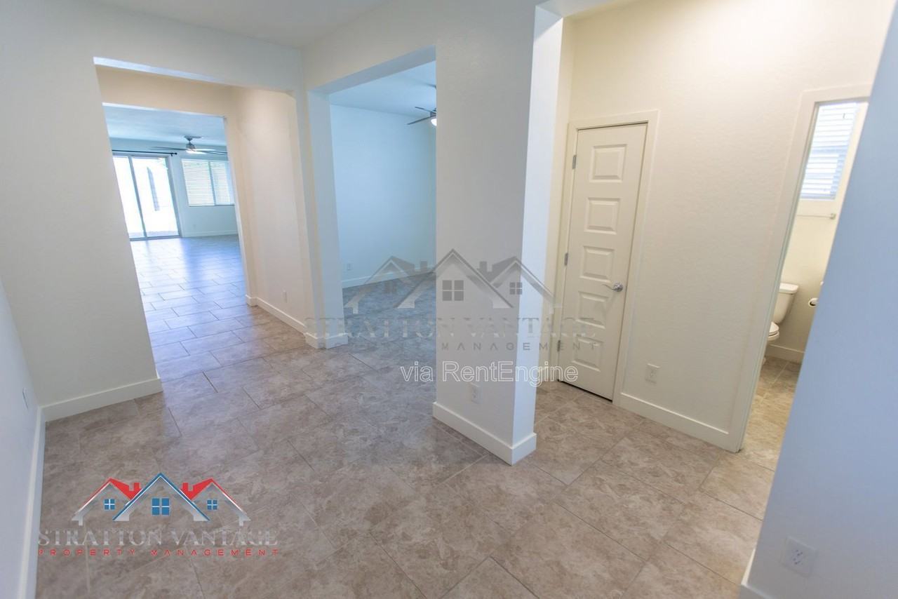 16264 W Canterbury Dr - Photo 6 of 50