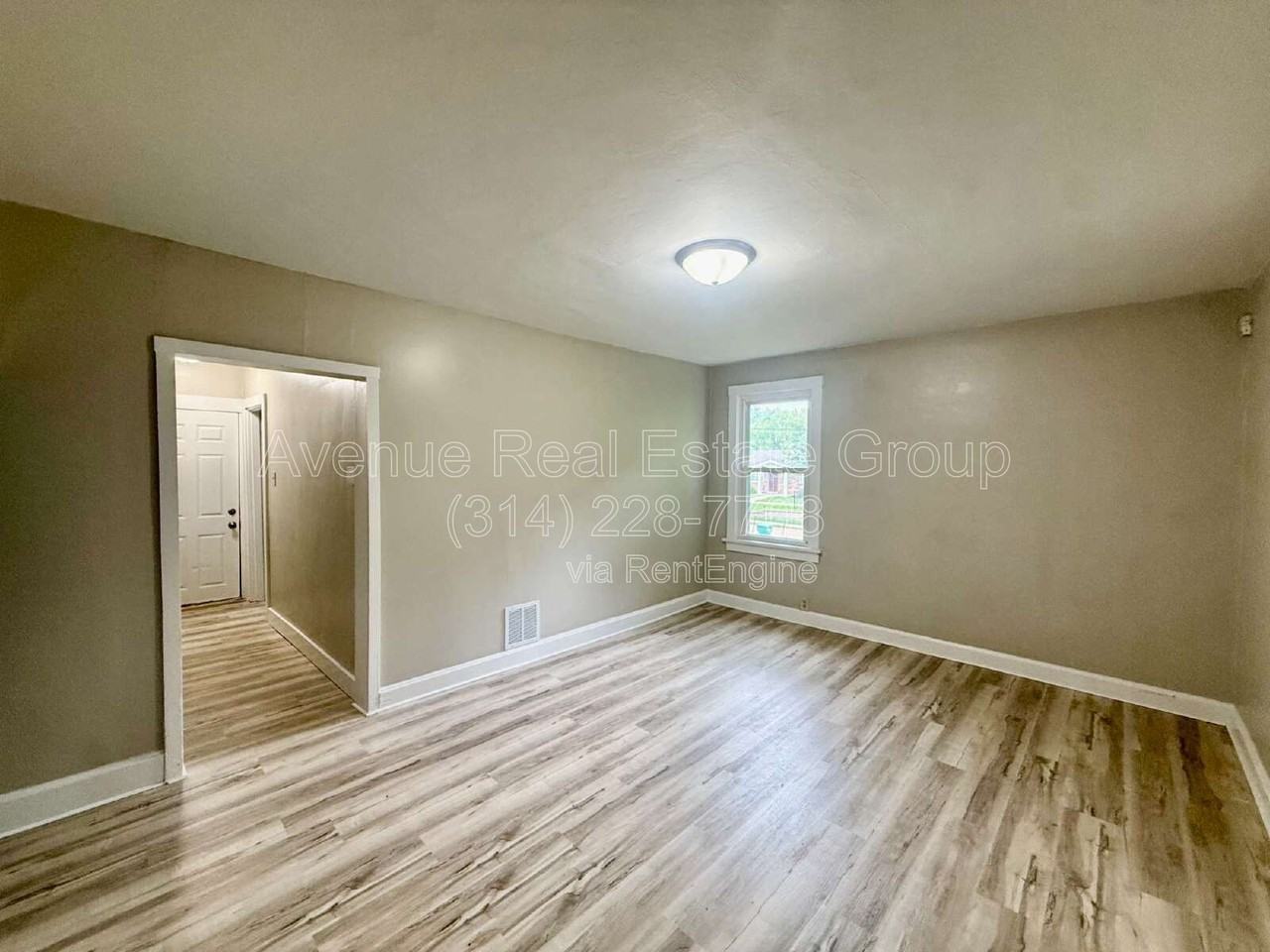 927 N Elm Ave - Photo 2 of 10