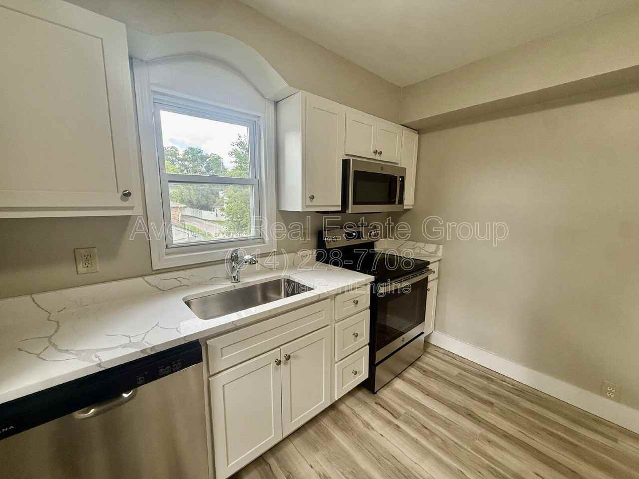 927 N Elm Ave - Photo 4 of 10