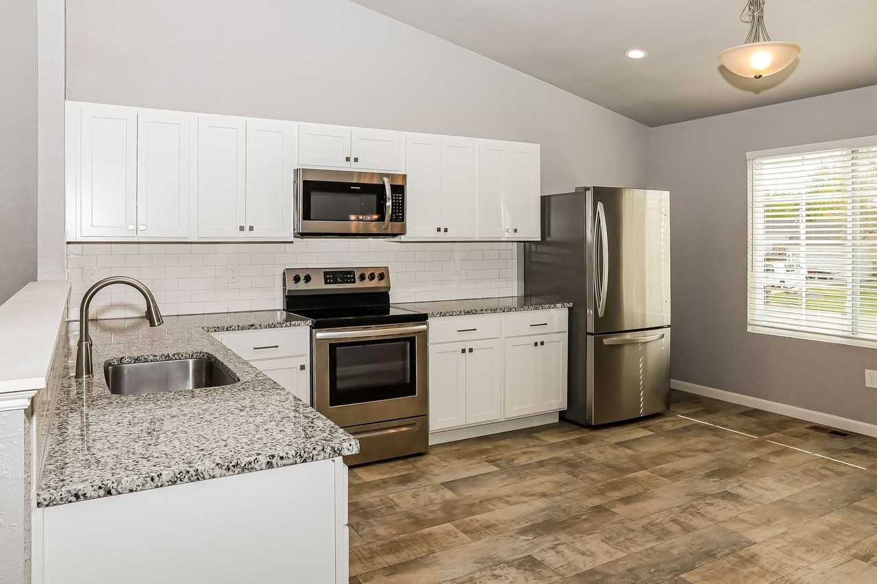 4004 Sumner Dr - Photo 3 of 30