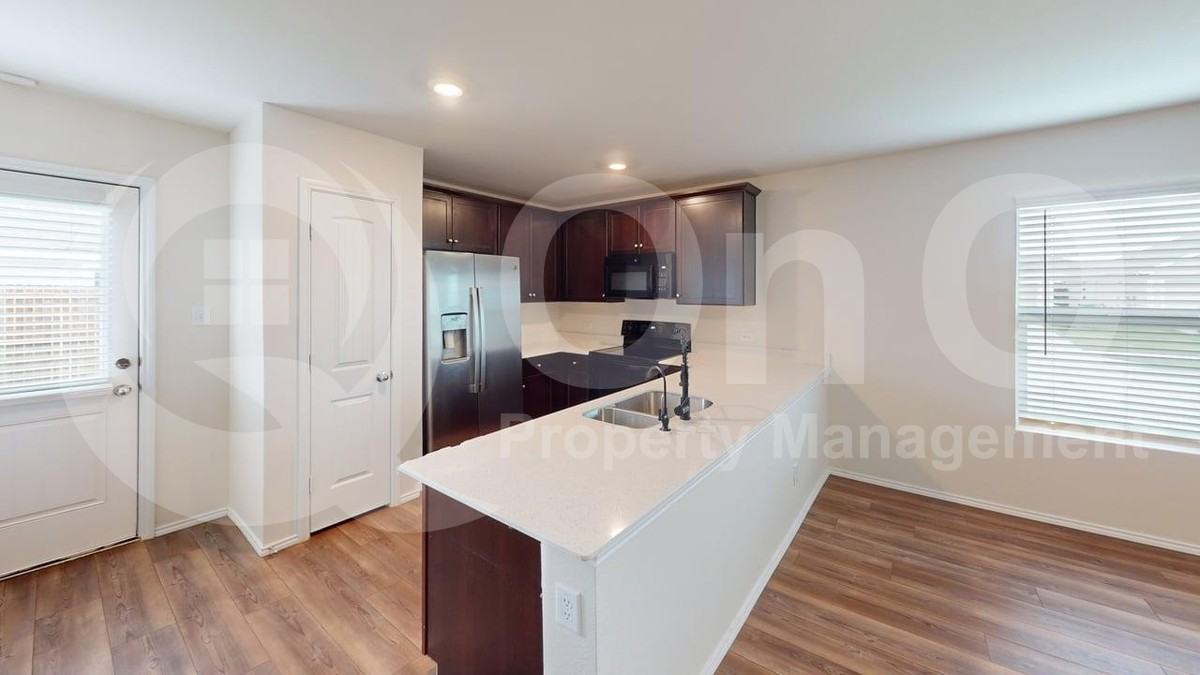 5322 Longshadow Dr - Photo 4 of 19