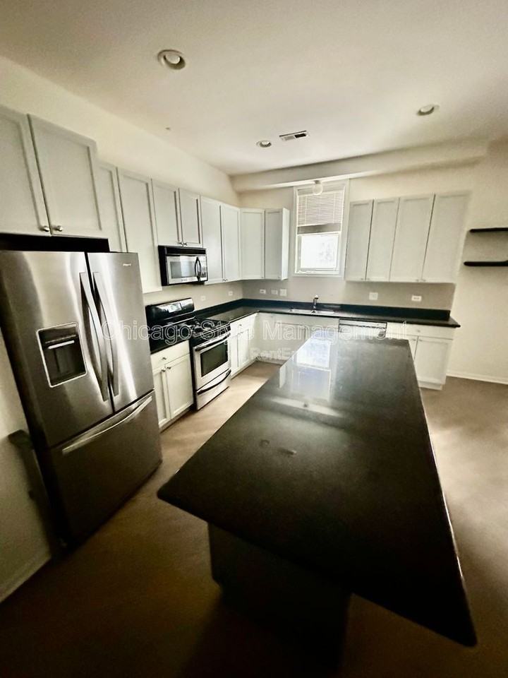 1761 W Morse Ave - Photo 4 of 10