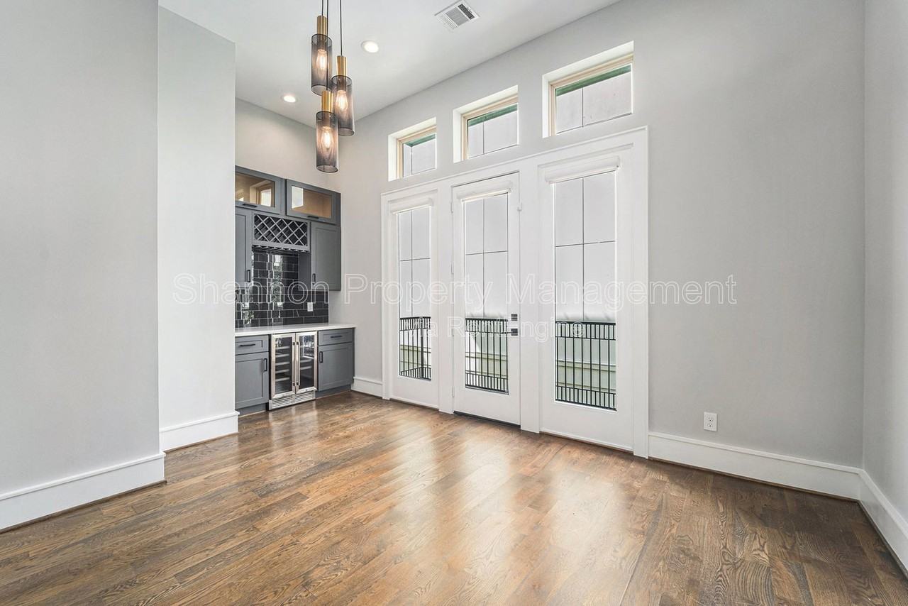 2221 Francis St - Photo 7 of 27