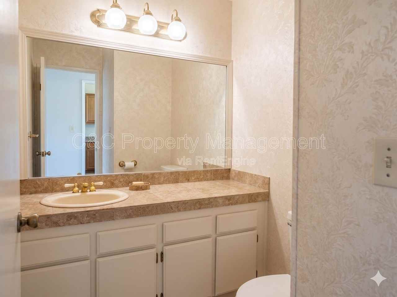1538 Ashwood Dr - Photo 7 of 12