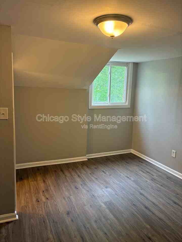 9713 S Oglesby Ave - Photo 2 of 14