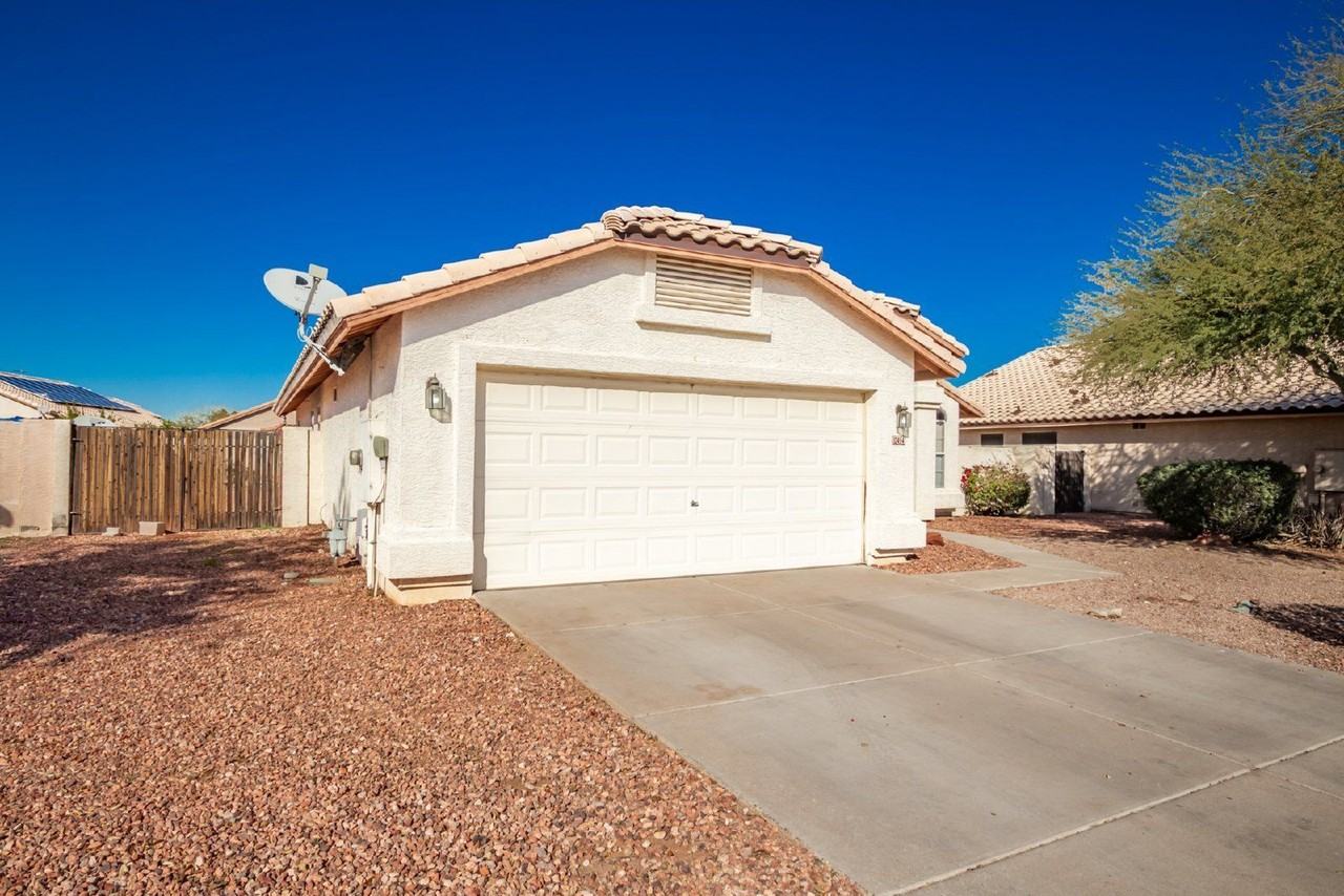 12454 W Holly St - Photo 2 of 26