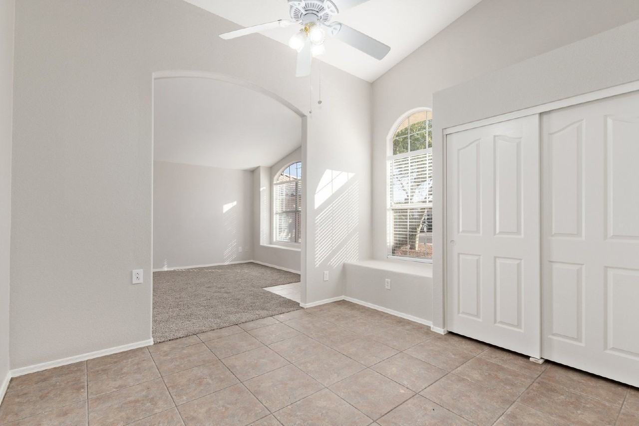 12454 W Holly St - Photo 4 of 26