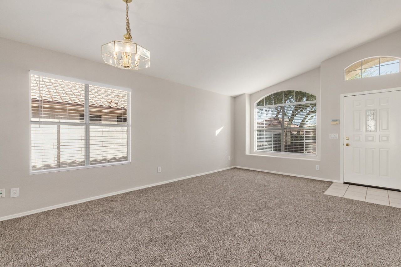 12454 W Holly St - Photo 6 of 26