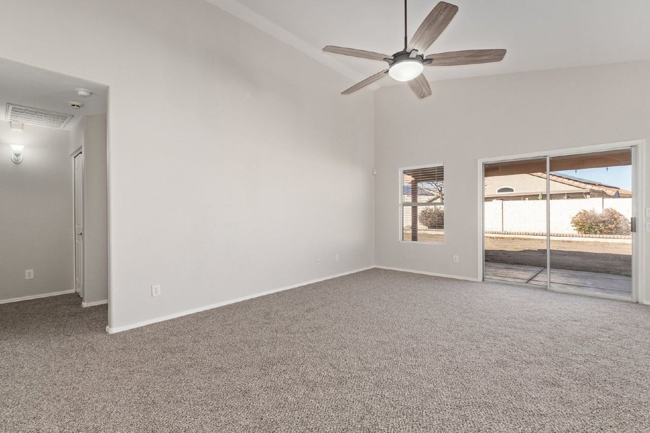 12454 W Holly St - Photo 7 of 26
