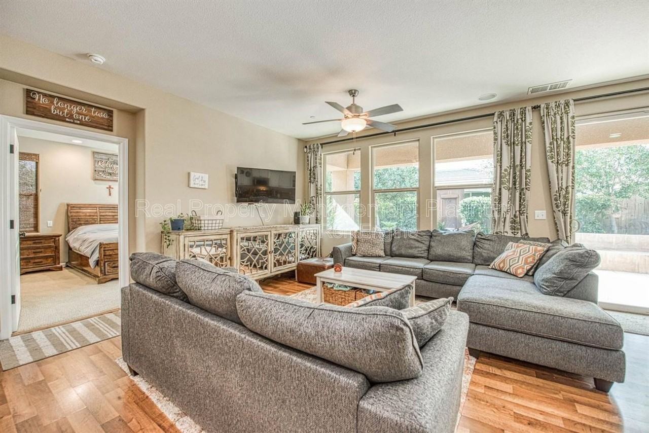 3470 Buckingham Ave - Photo 7 of 23