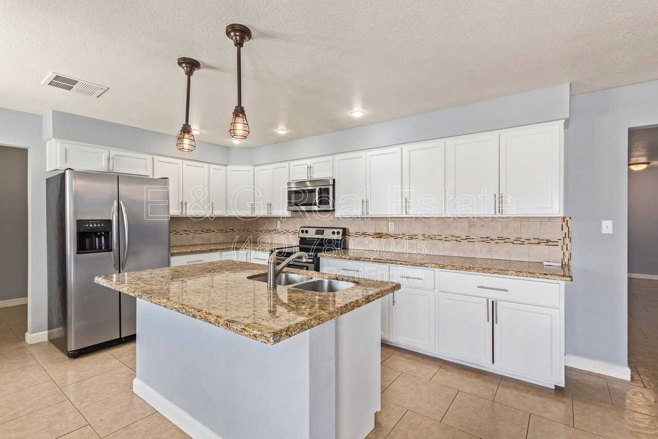 1881 E Palmcroft Dr - Photo 4 of 26