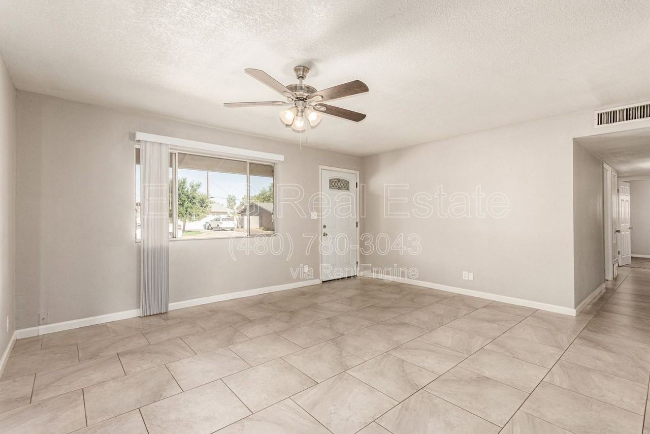 1708 N Daffodil St - Photo 3 of 33