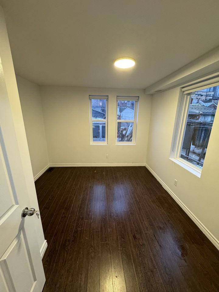 18 Nassau Street - Photo 2 of 7